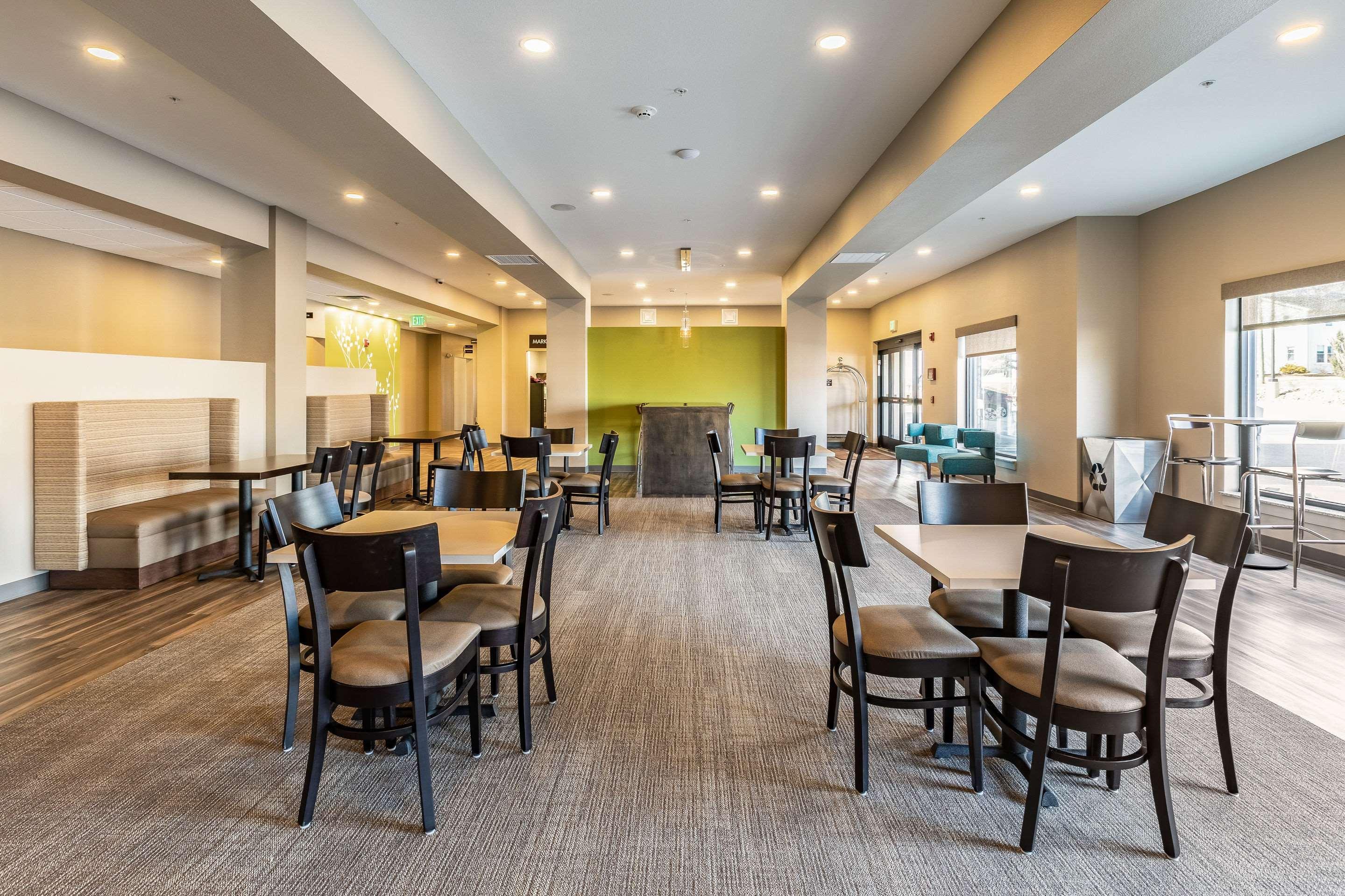 Sleep & Mt Hope Near Auction & Event Center Hotel 2*